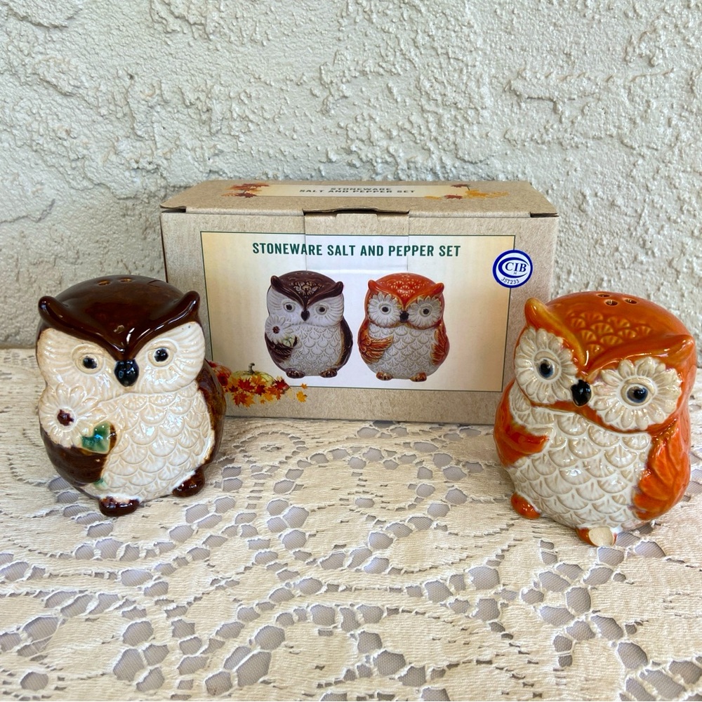 Cracker Barrel Stoneware Owls Salt & Pepper Shakers in Original Box